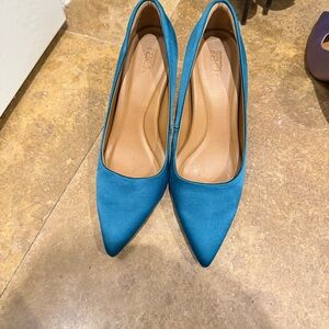 Like New lake green satin silk Heels